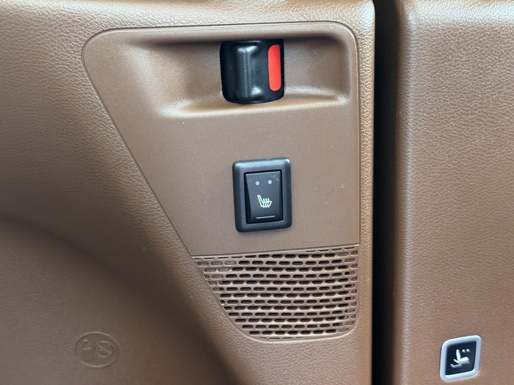 Chrysler Pacifica Vehicle Image 12