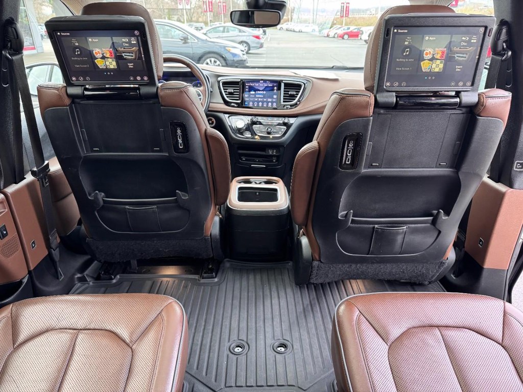 Chrysler Pacifica Vehicle Image 13