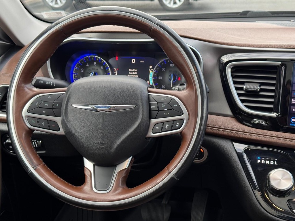 Chrysler Pacifica Vehicle Image 15