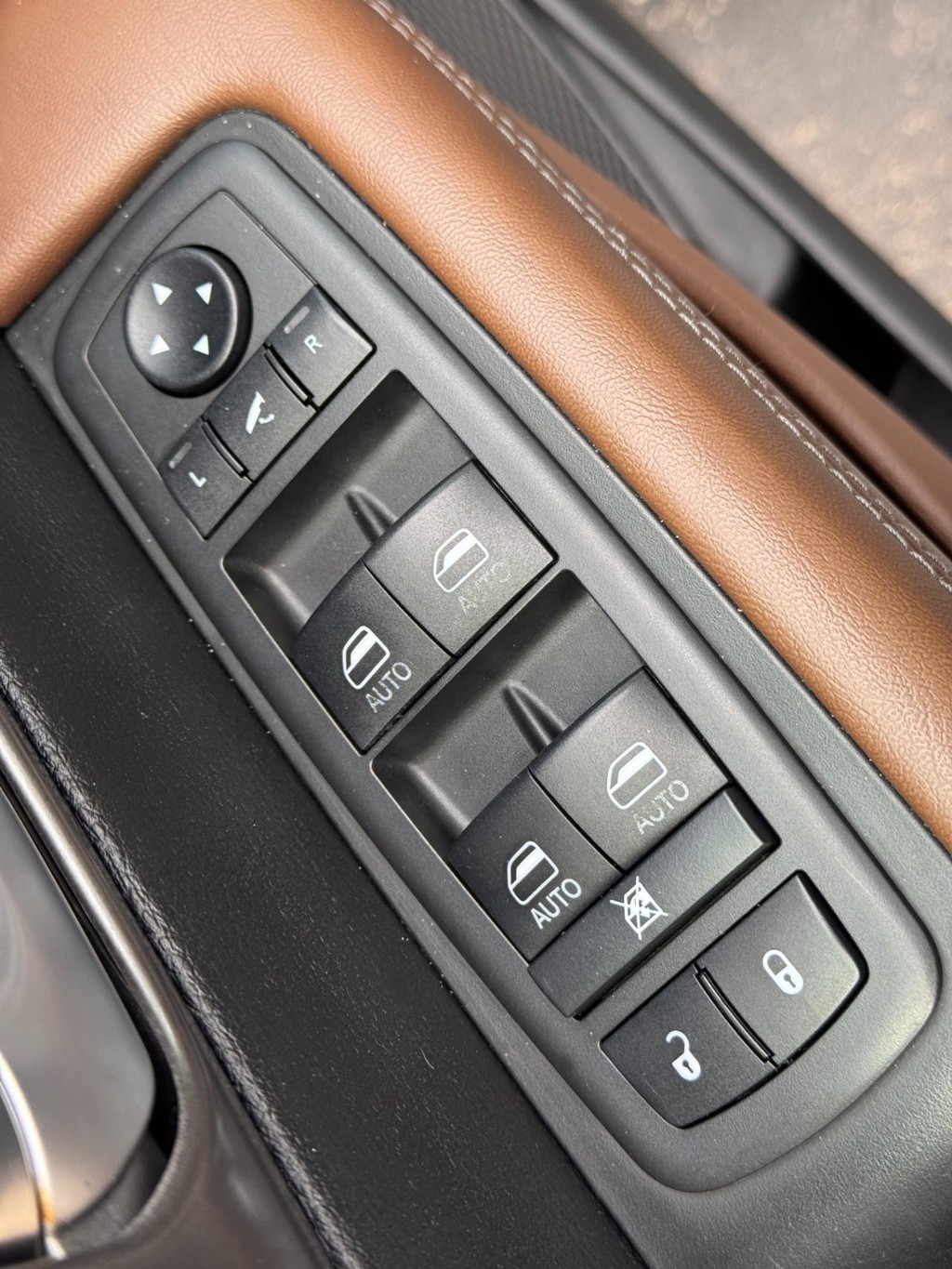 Chrysler Pacifica Vehicle Image 17