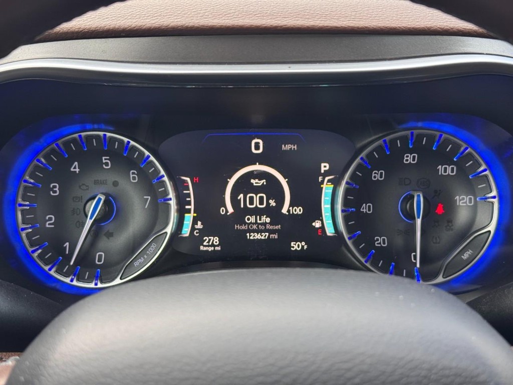 Chrysler Pacifica Vehicle Image 22