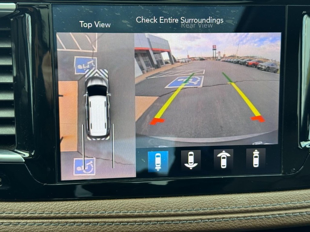 Chrysler Pacifica Vehicle Image 24