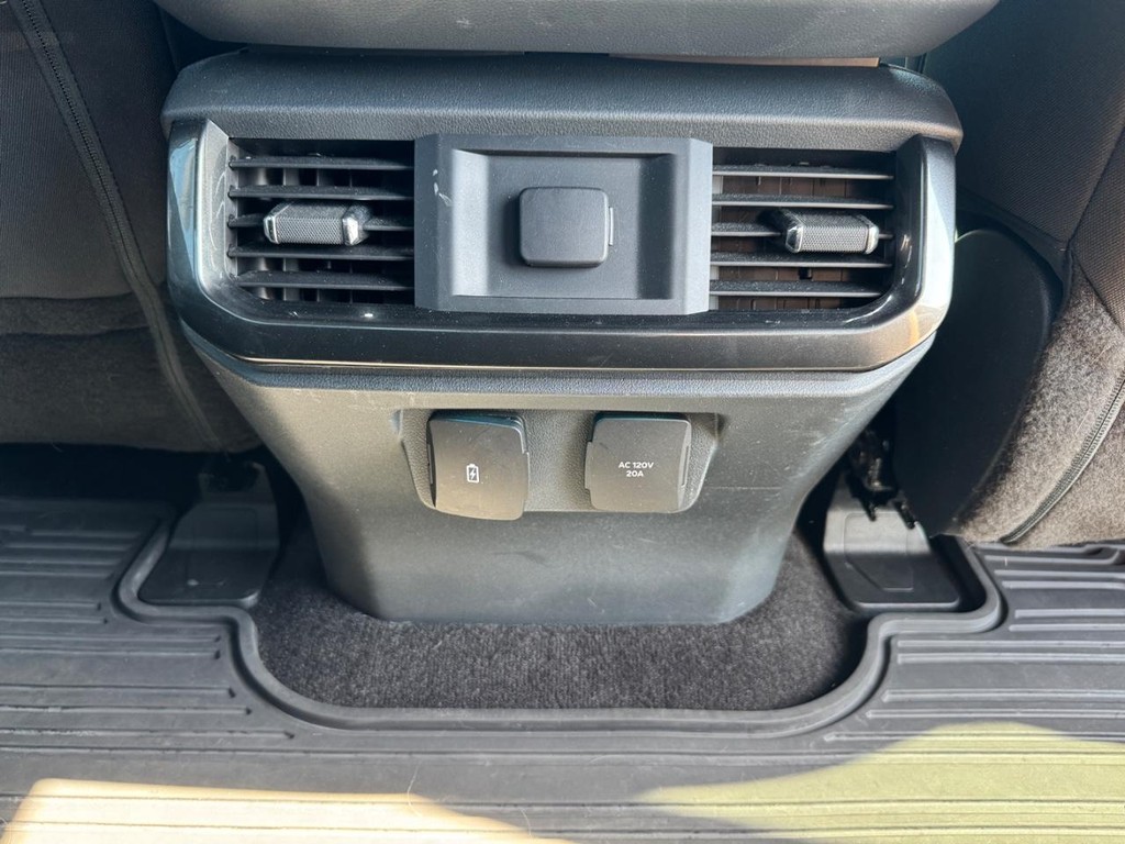 Ford F-150 Vehicle Full-screen Gallery Image 12