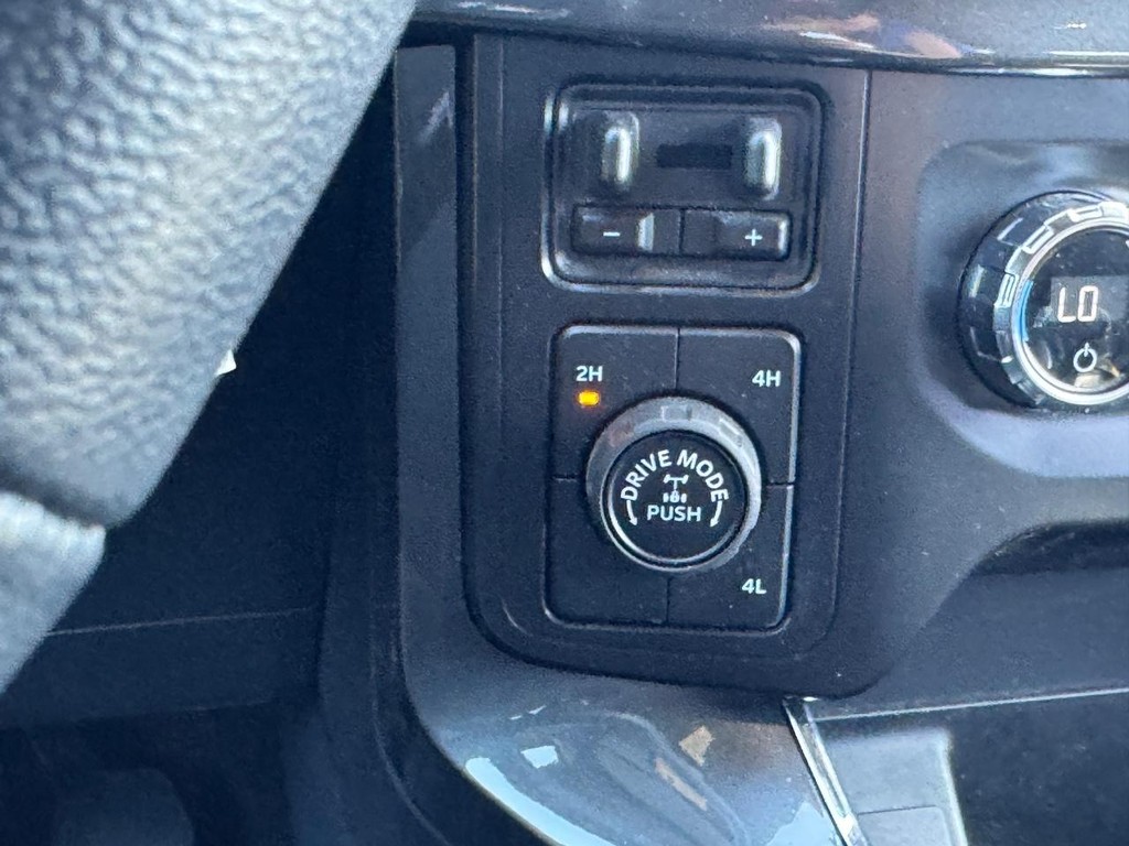 Ford F-150 Vehicle Full-screen Gallery Image 17