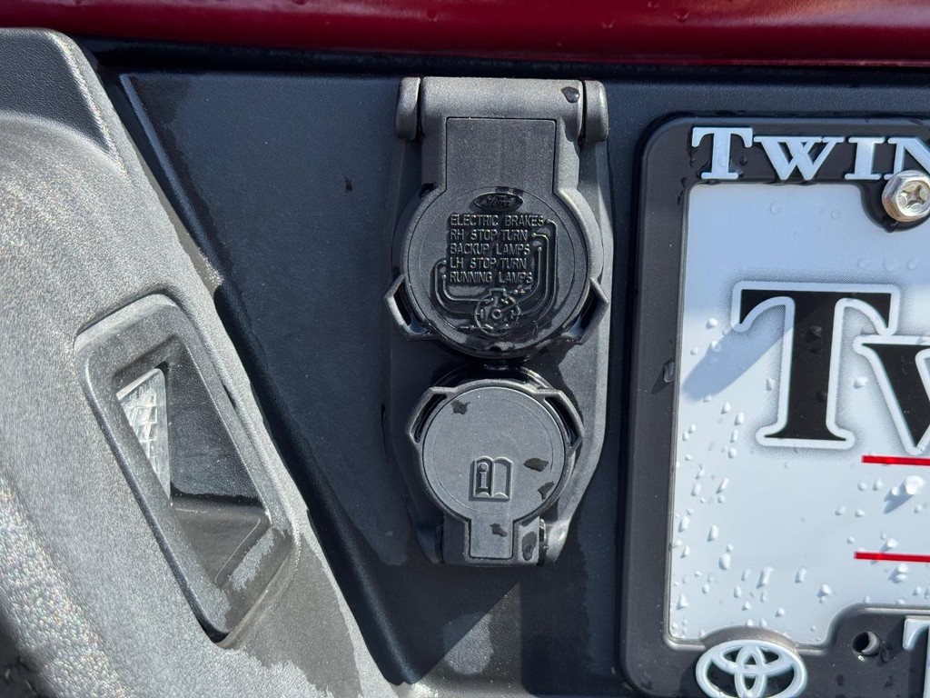 Ford F-150 Vehicle Full-screen Gallery Image 19