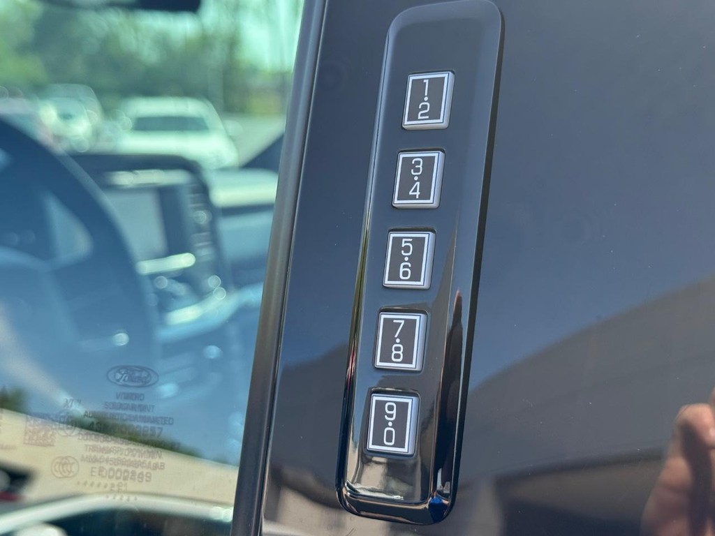 Ford F-150 Vehicle Full-screen Gallery Image 20