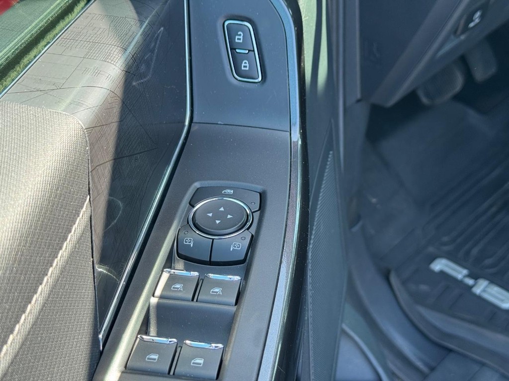 Ford F-150 Vehicle Full-screen Gallery Image 21