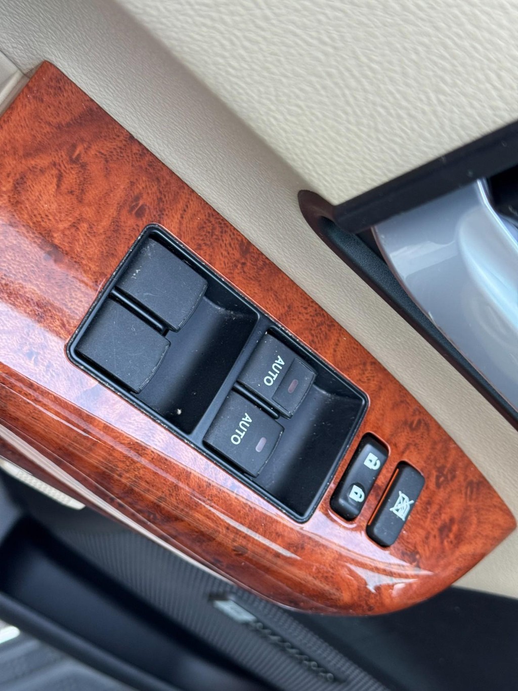 Toyota Sequoia Vehicle Image 17