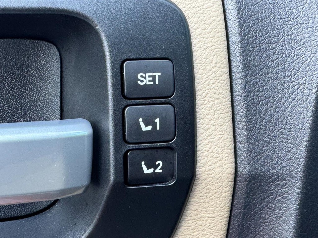 Toyota Sequoia Vehicle Image 18