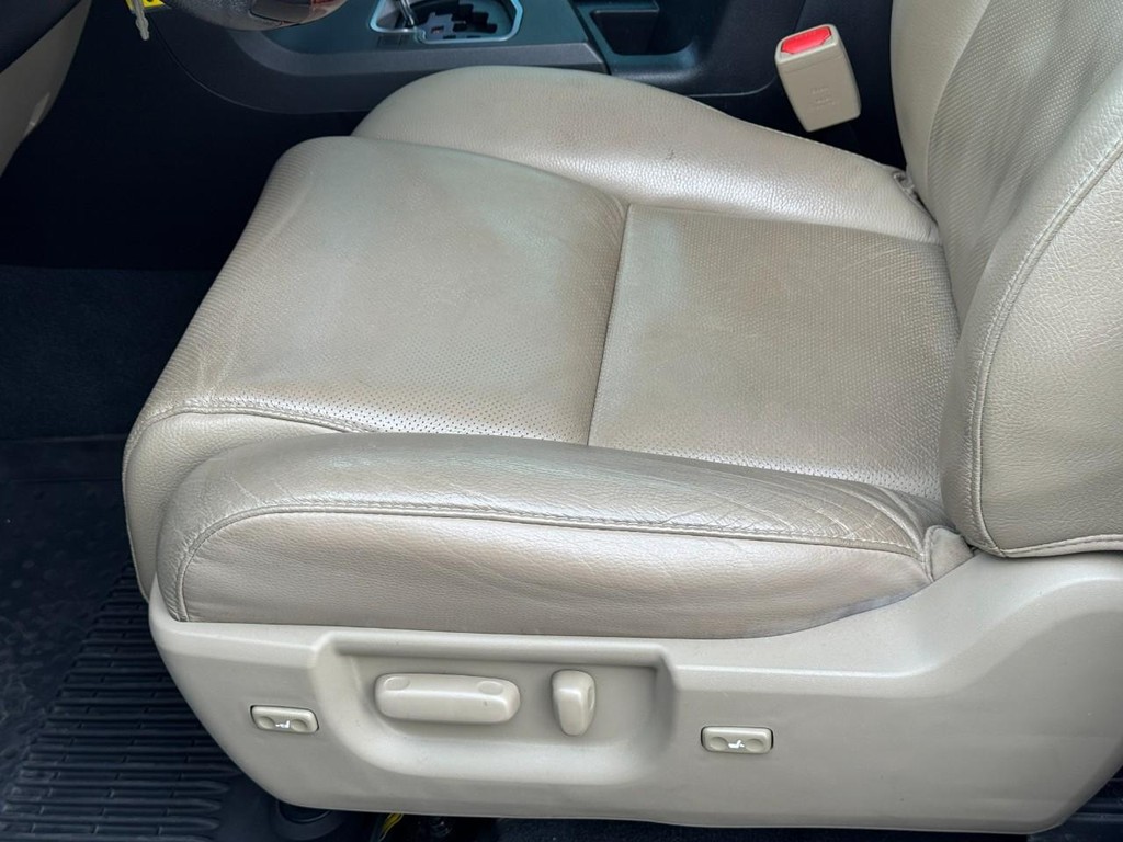 Toyota Sequoia Vehicle Image 19