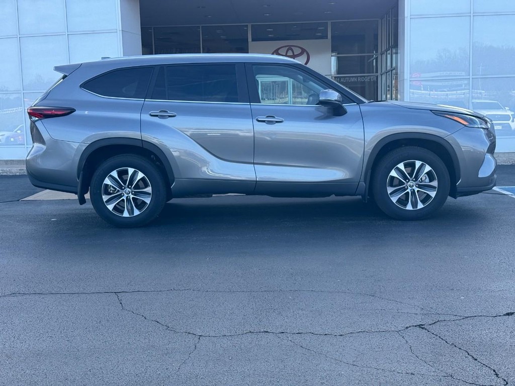 Toyota Highlander Vehicle Image 2