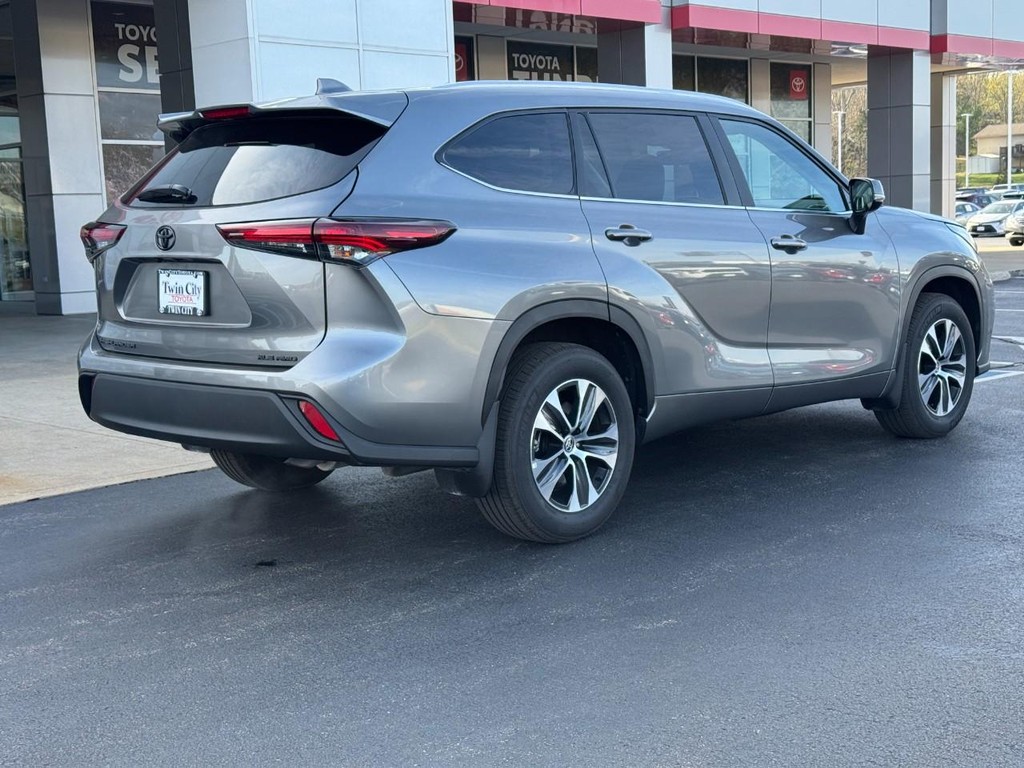 Toyota Highlander Vehicle Image 3