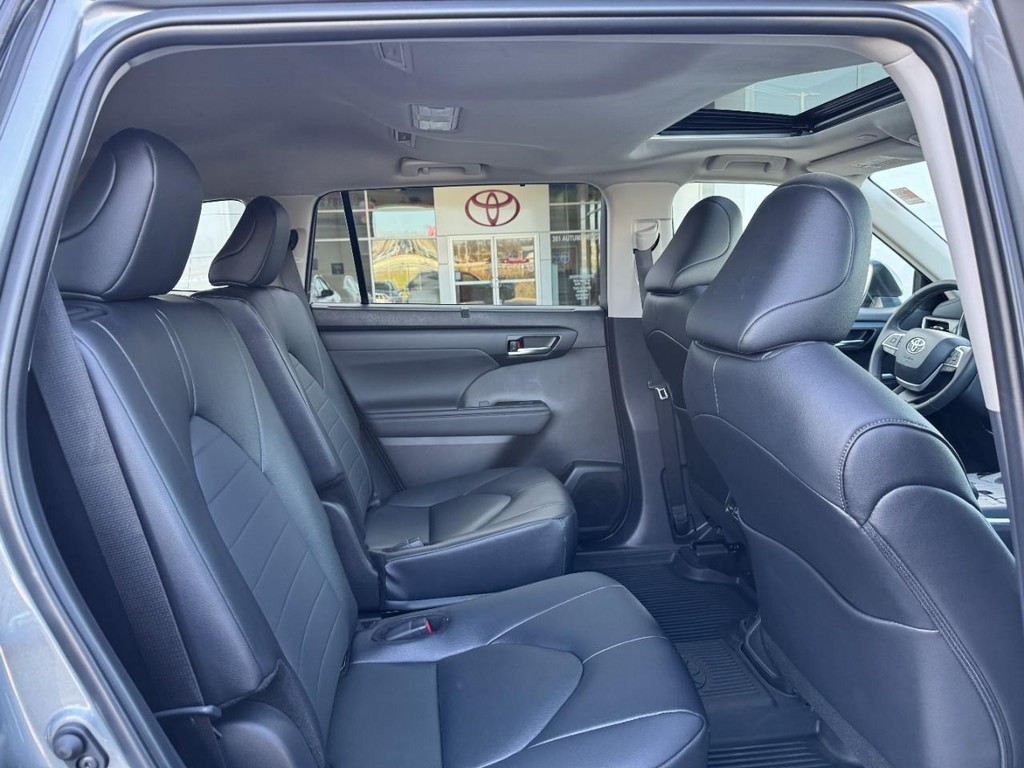 Toyota Highlander Vehicle Image 11