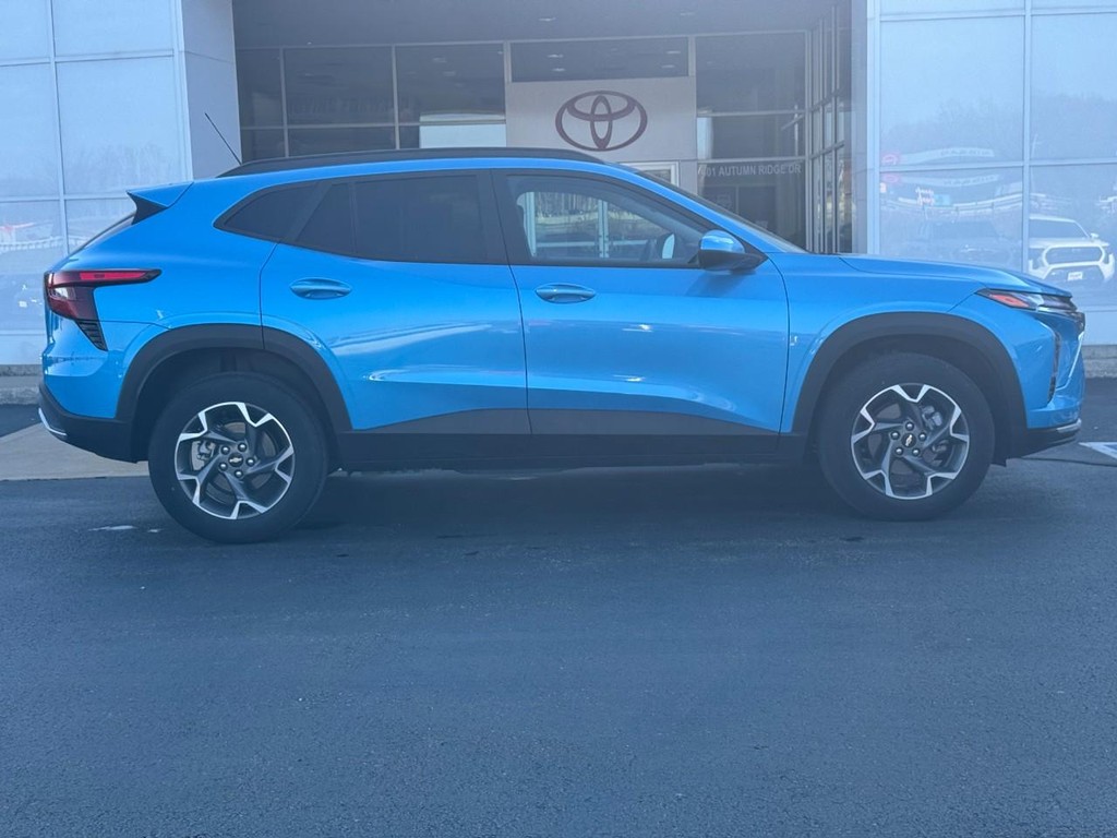 Chevrolet Trax Vehicle Image 2