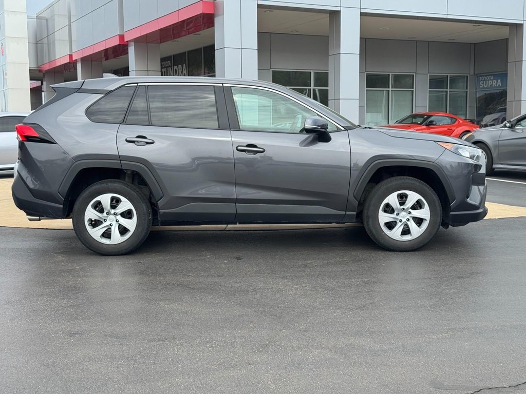 Toyota RAV4 Vehicle Image 2
