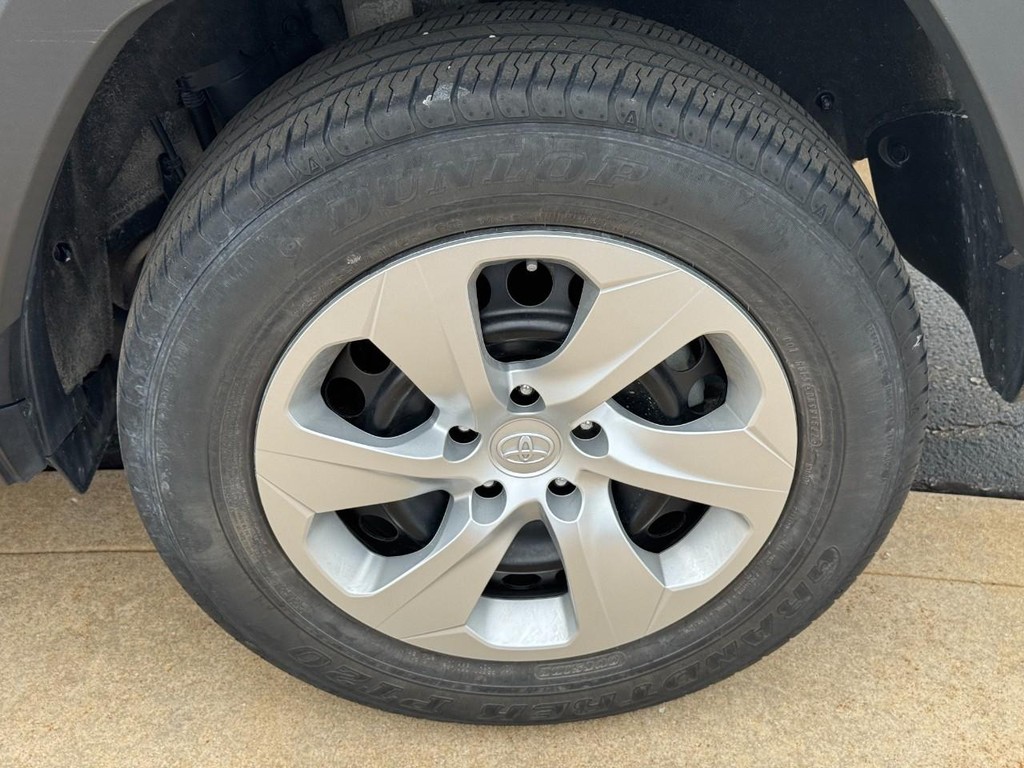 Toyota RAV4 Vehicle Image 8