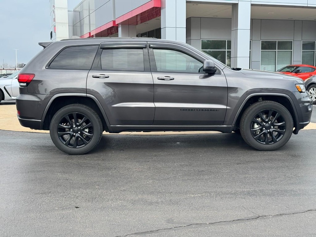 Jeep Grand Cherokee Vehicle Image 2