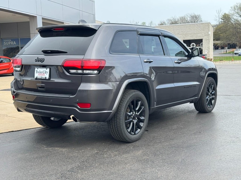 Jeep Grand Cherokee Vehicle Image 3
