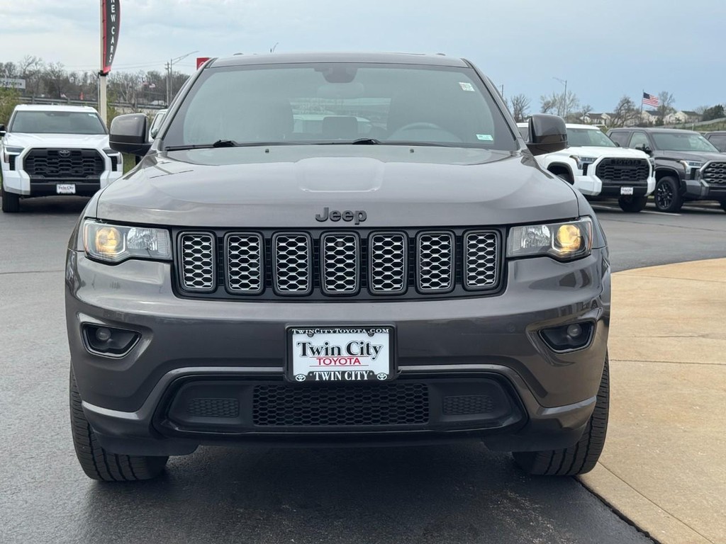 Jeep Grand Cherokee Vehicle Image 9