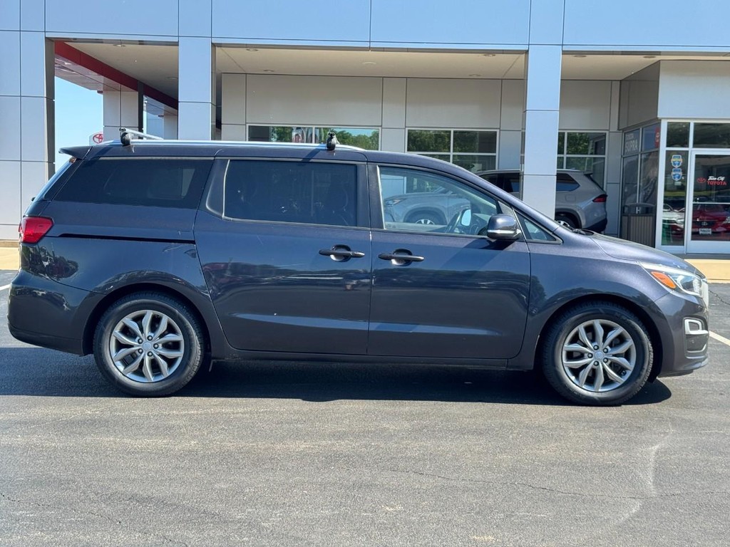 Kia Sedona Vehicle Image 2