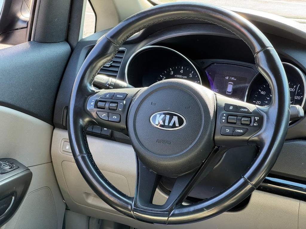 Kia Sedona Vehicle Image 13