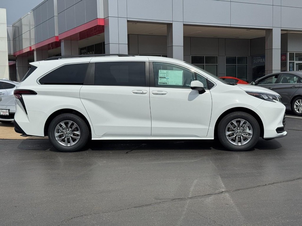 Toyota Sienna Vehicle Image 2