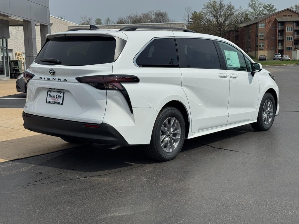 Toyota Sienna Vehicle Image 3
