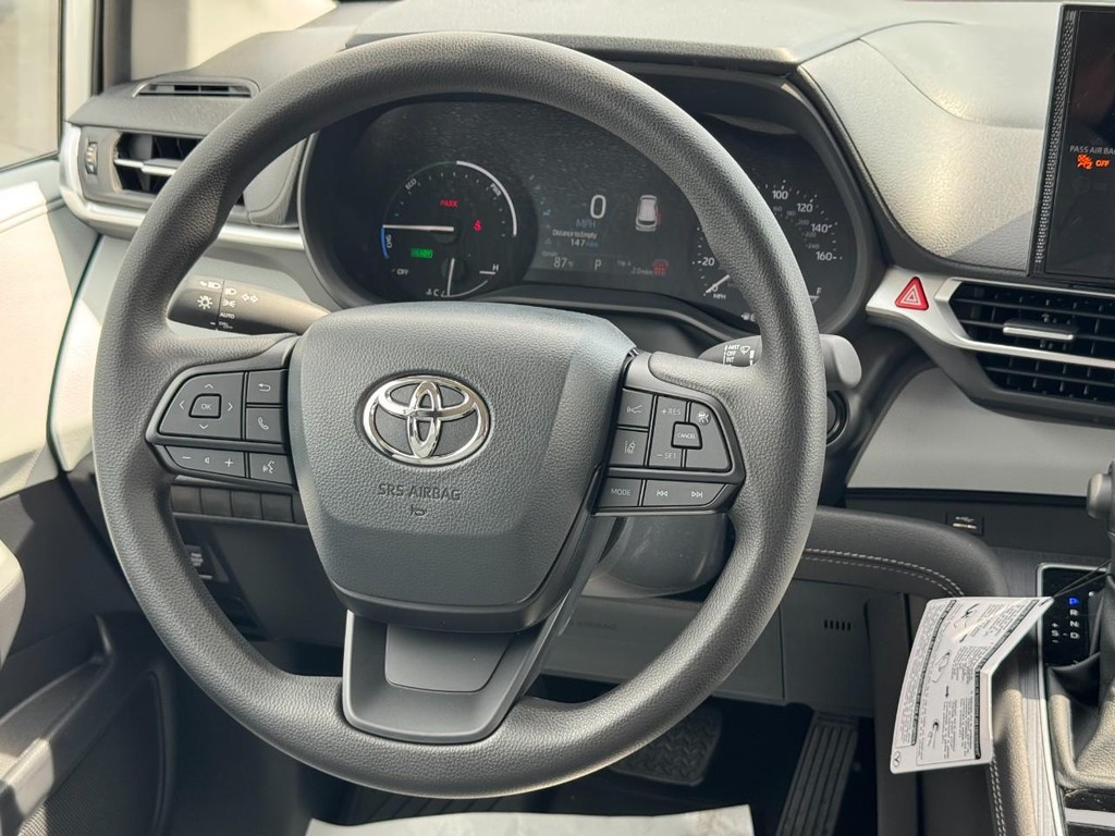 Toyota Sienna Vehicle Image 9