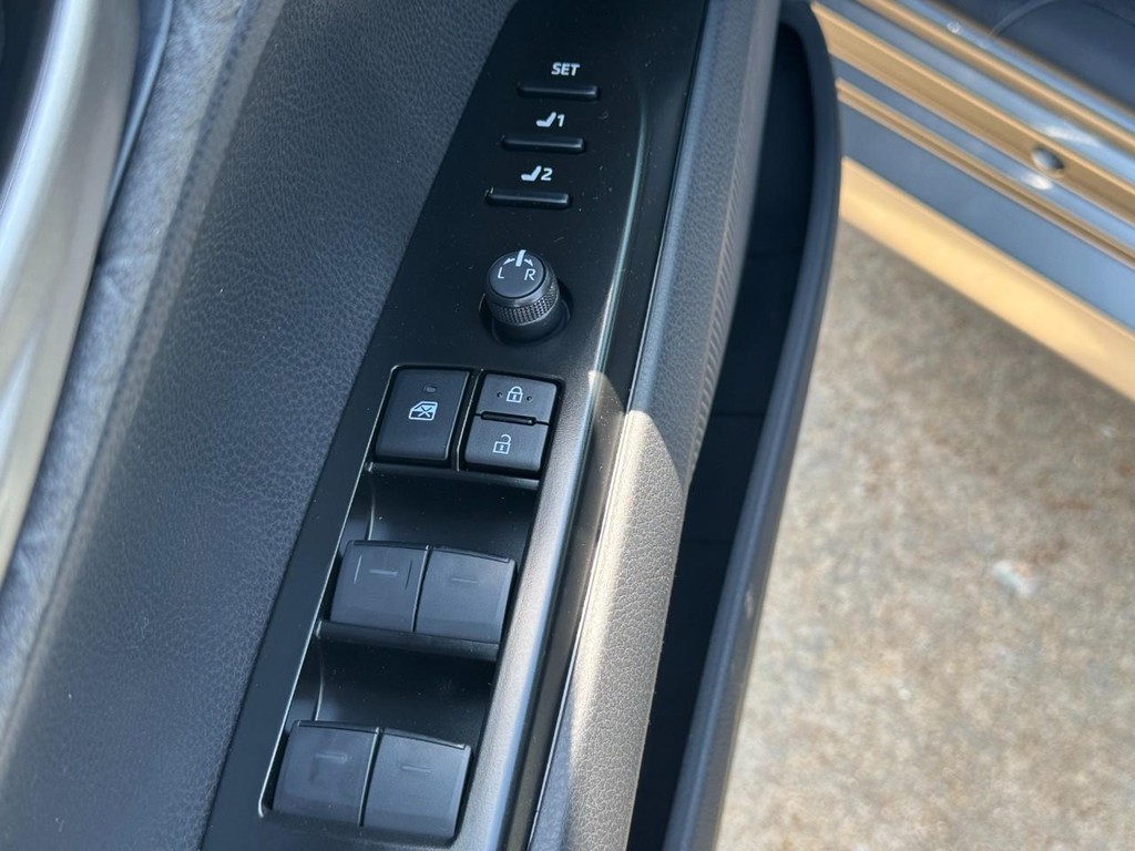 Toyota Camry Vehicle Image 10