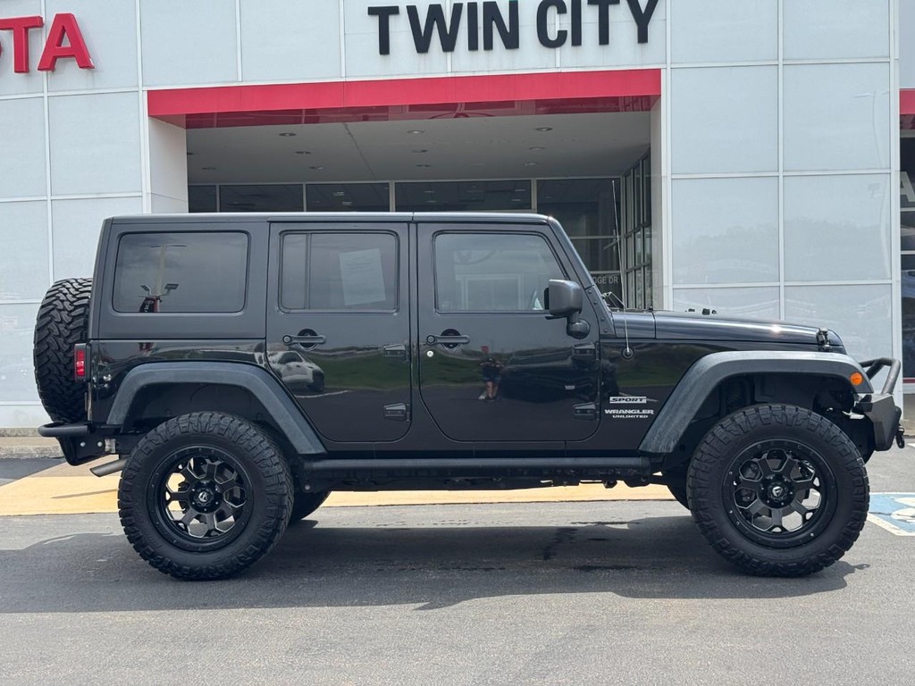 Jeep Wrangler Unlimited Vehicle Image 2