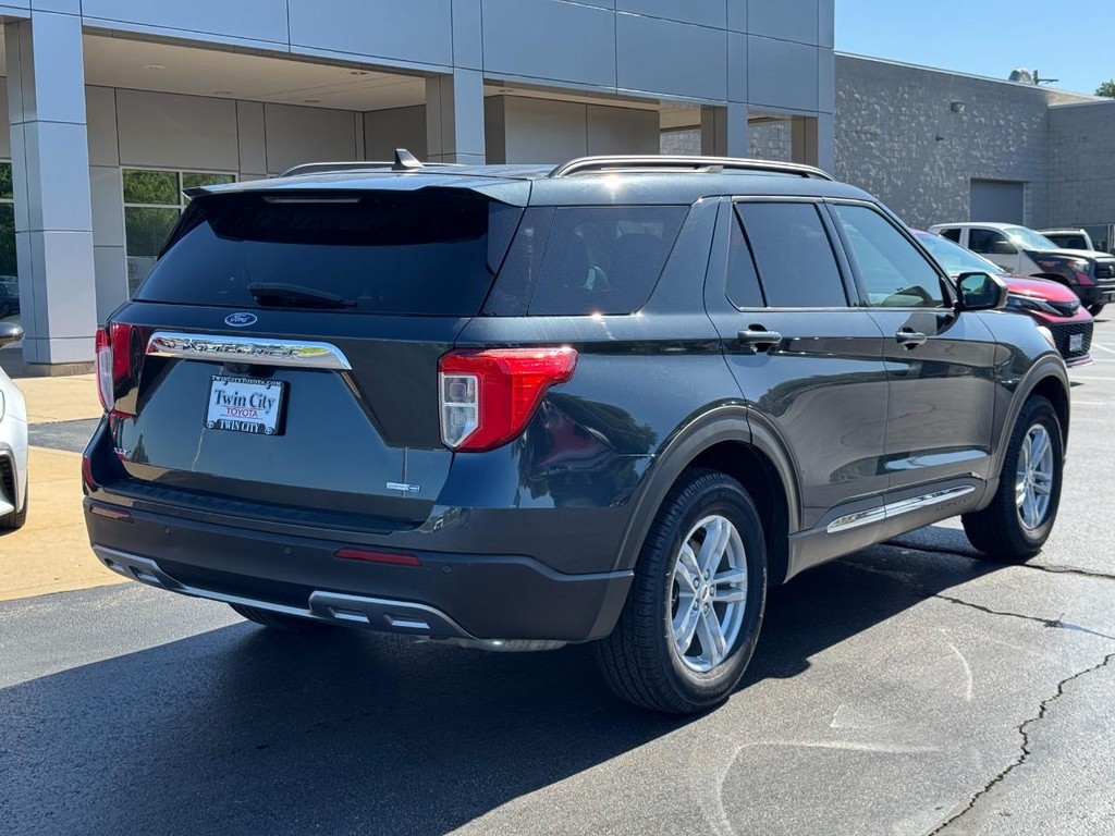 Ford Explorer Vehicle Image 3