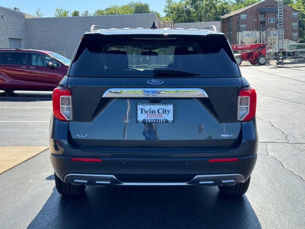 Ford Explorer Vehicle Image 5