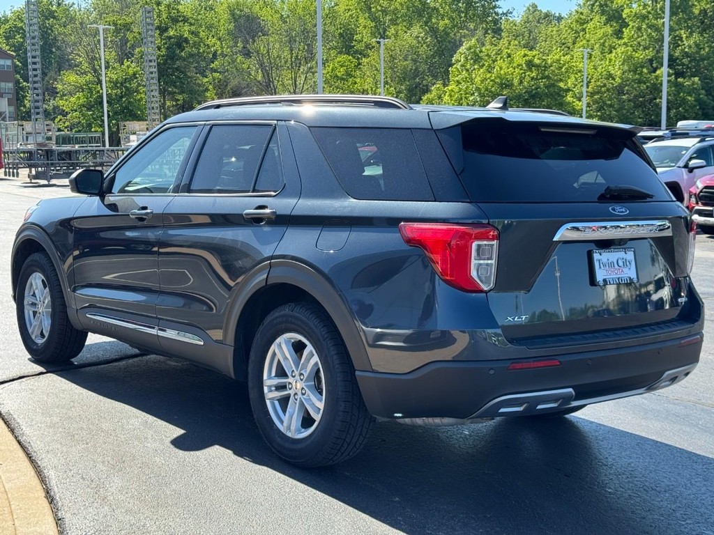 Ford Explorer Vehicle Image 6