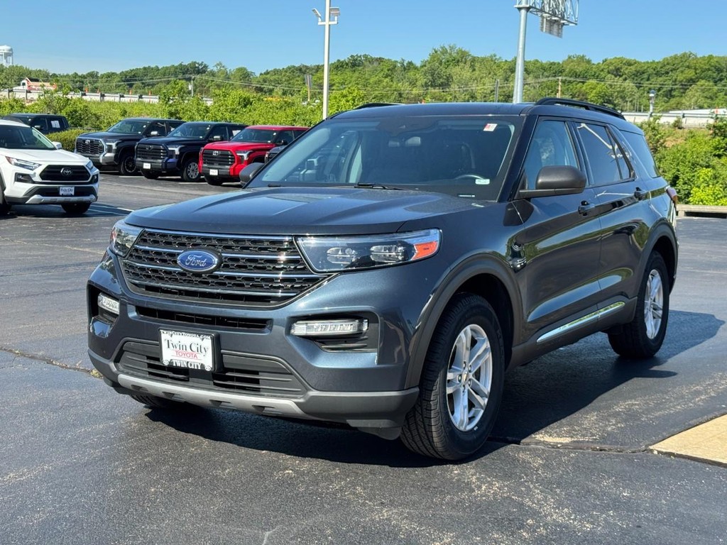 Ford Explorer Vehicle Image 8