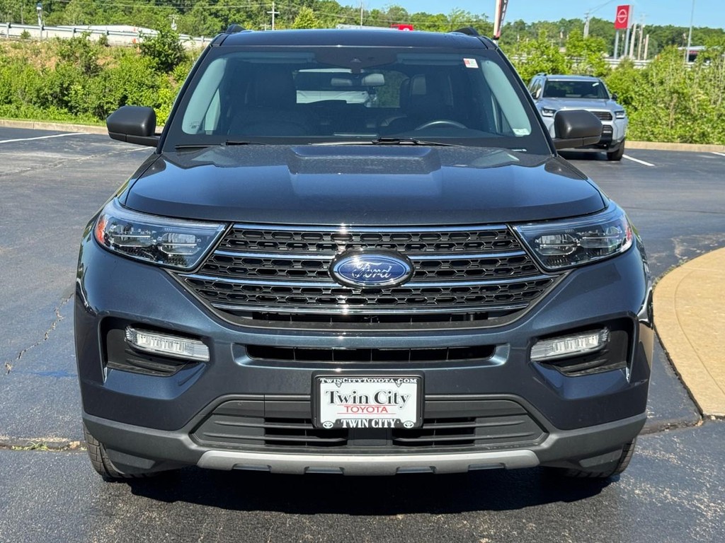 Ford Explorer Vehicle Image 9