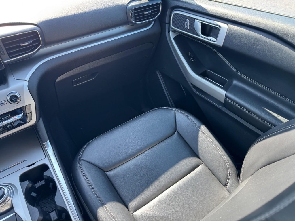 Ford Explorer Vehicle Image 16