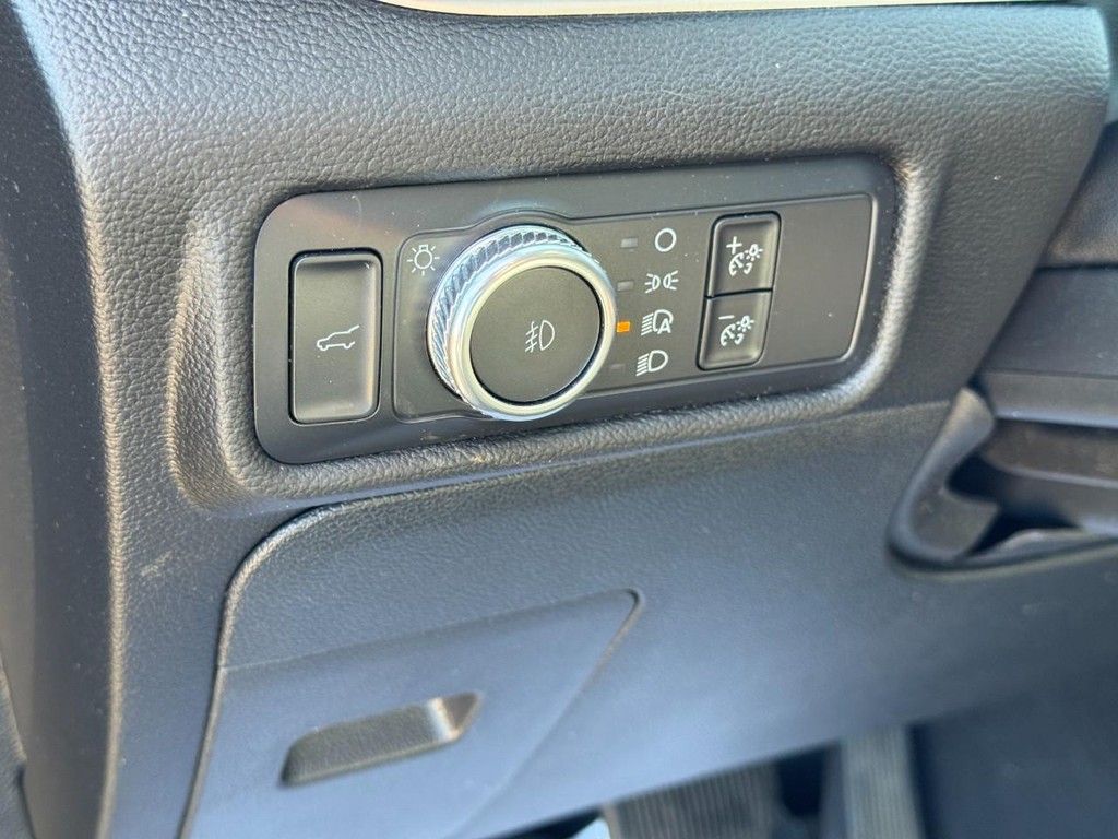 Ford Explorer Vehicle Image 18