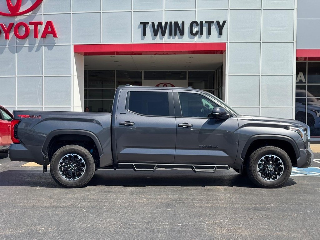 Toyota Tundra 4WD Vehicle Image 2