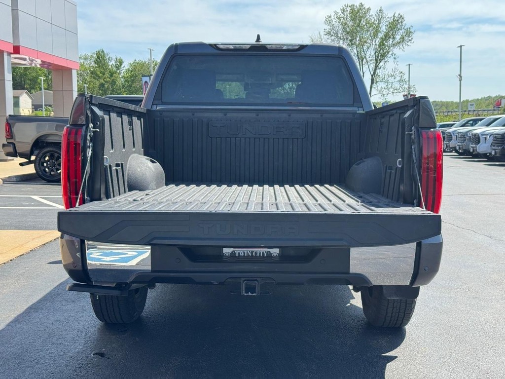 Toyota Tundra 4WD Vehicle Image 4