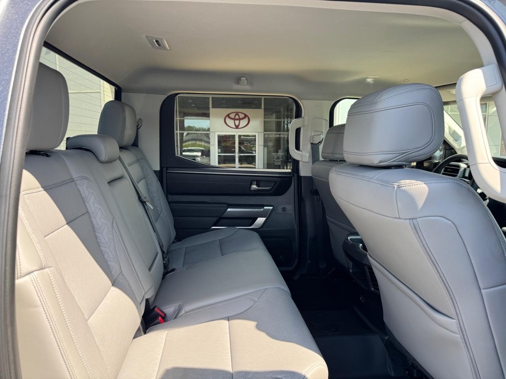Toyota Tundra 4WD Vehicle Image 11