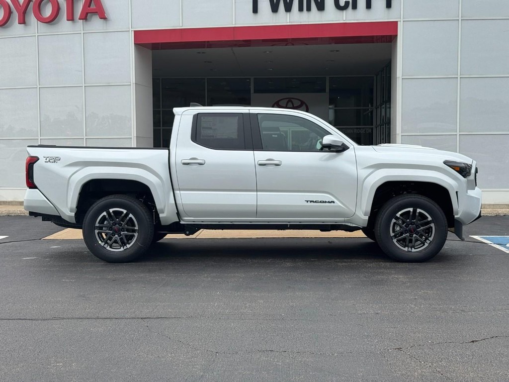 Toyota Tacoma 4WD Vehicle Image 2