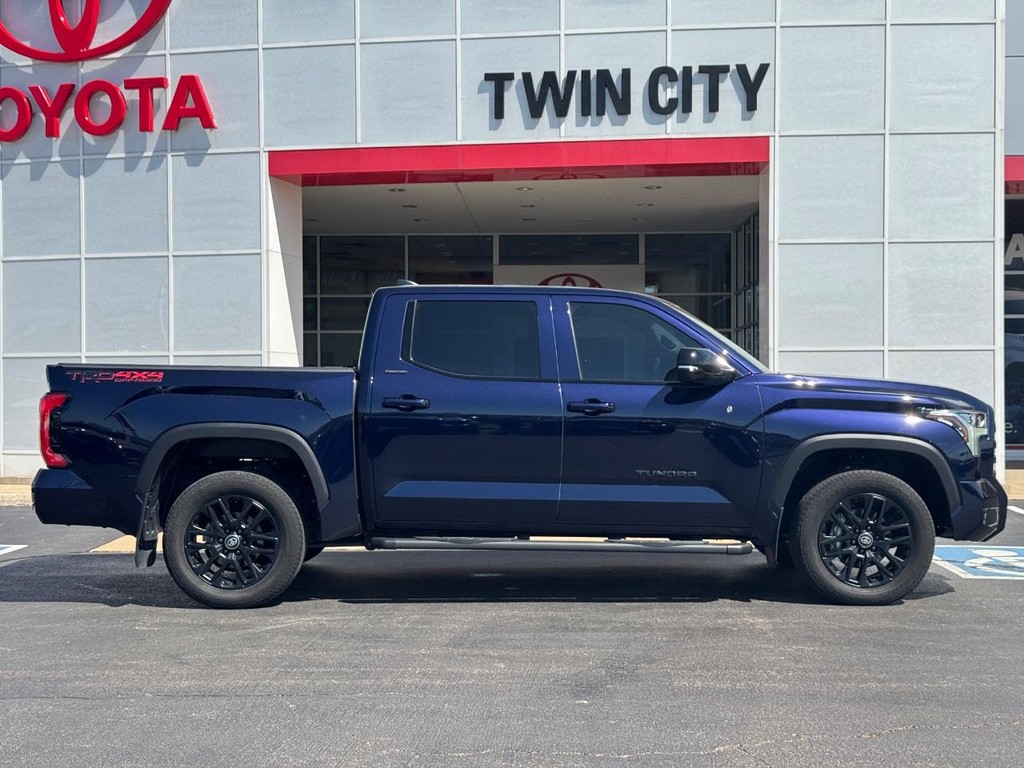 Toyota Tundra 4WD Vehicle Image 2