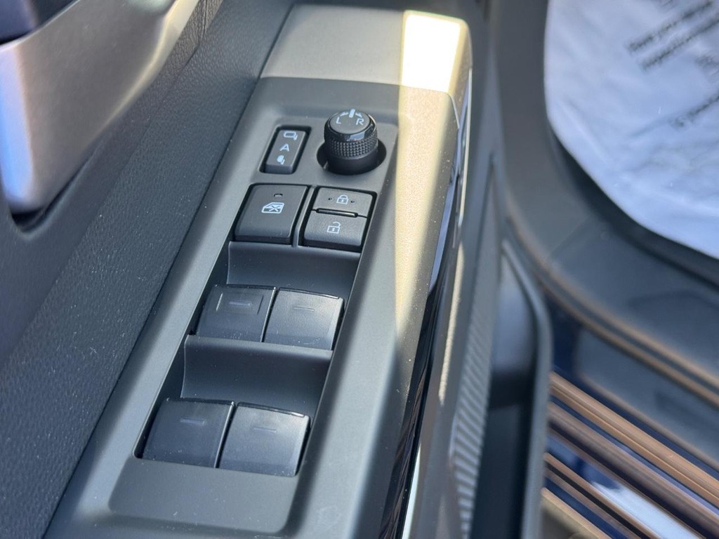 Toyota Tundra 4WD Vehicle Image 16