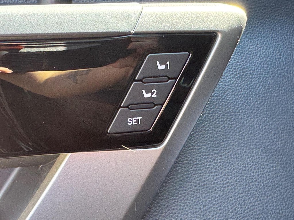 Toyota Tundra 4WD Vehicle Image 17