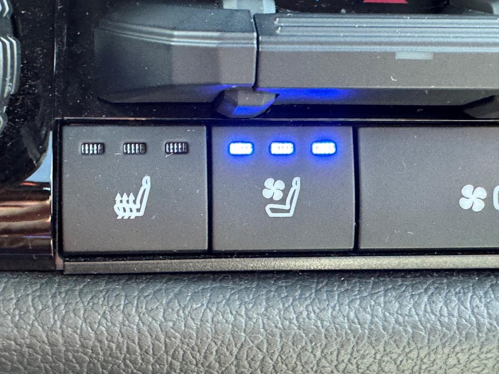 Toyota Tundra 4WD Vehicle Image 24