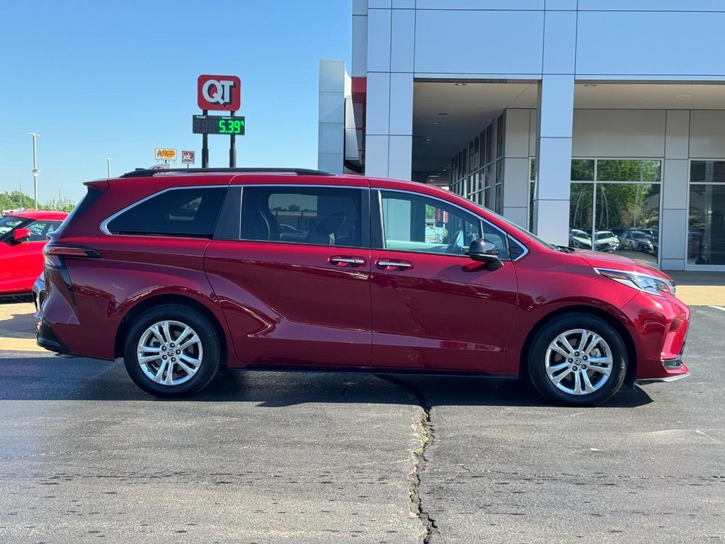 Toyota Sienna Vehicle Image 2