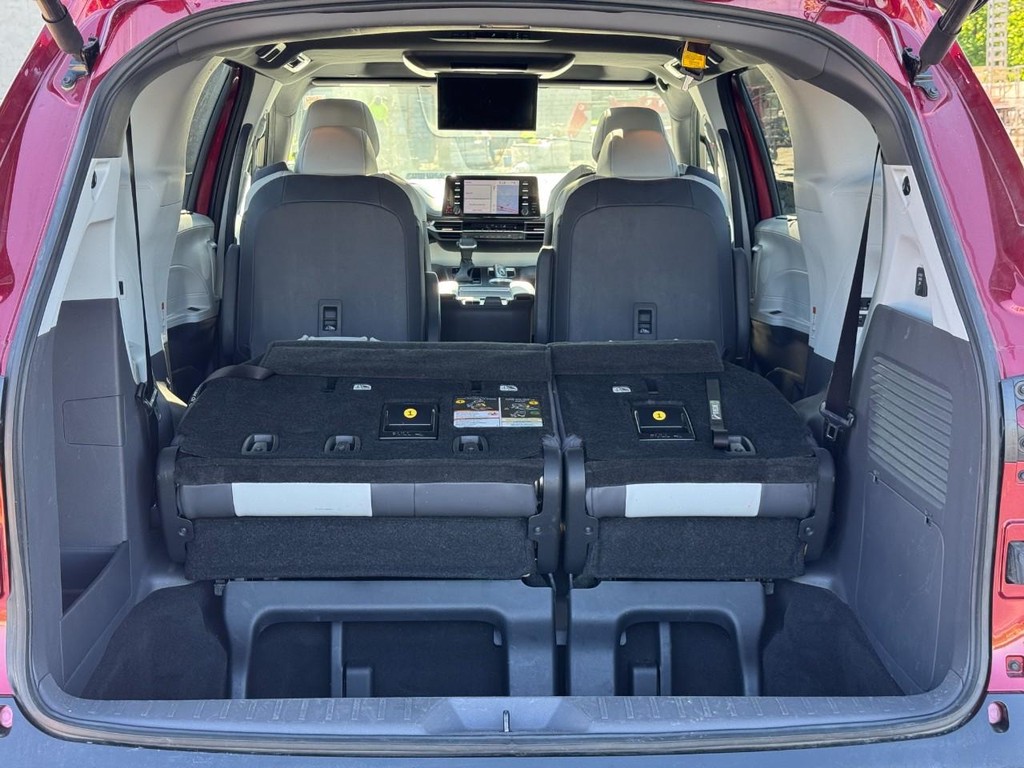 Toyota Sienna Vehicle Image 4