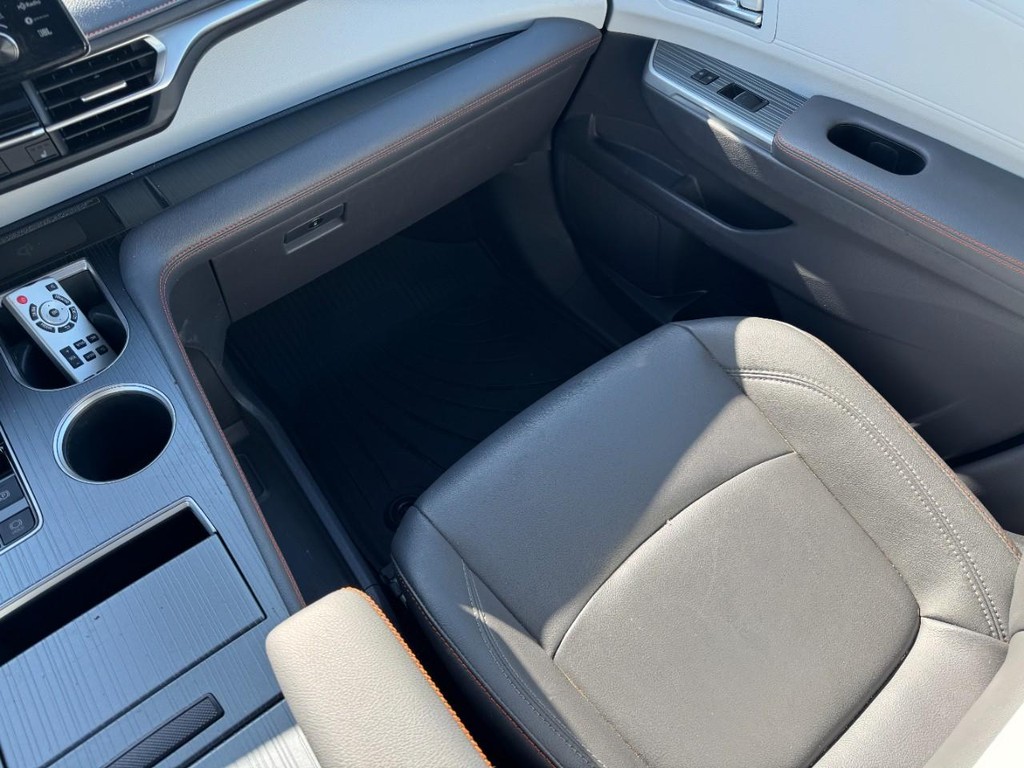 Toyota Sienna Vehicle Image 16