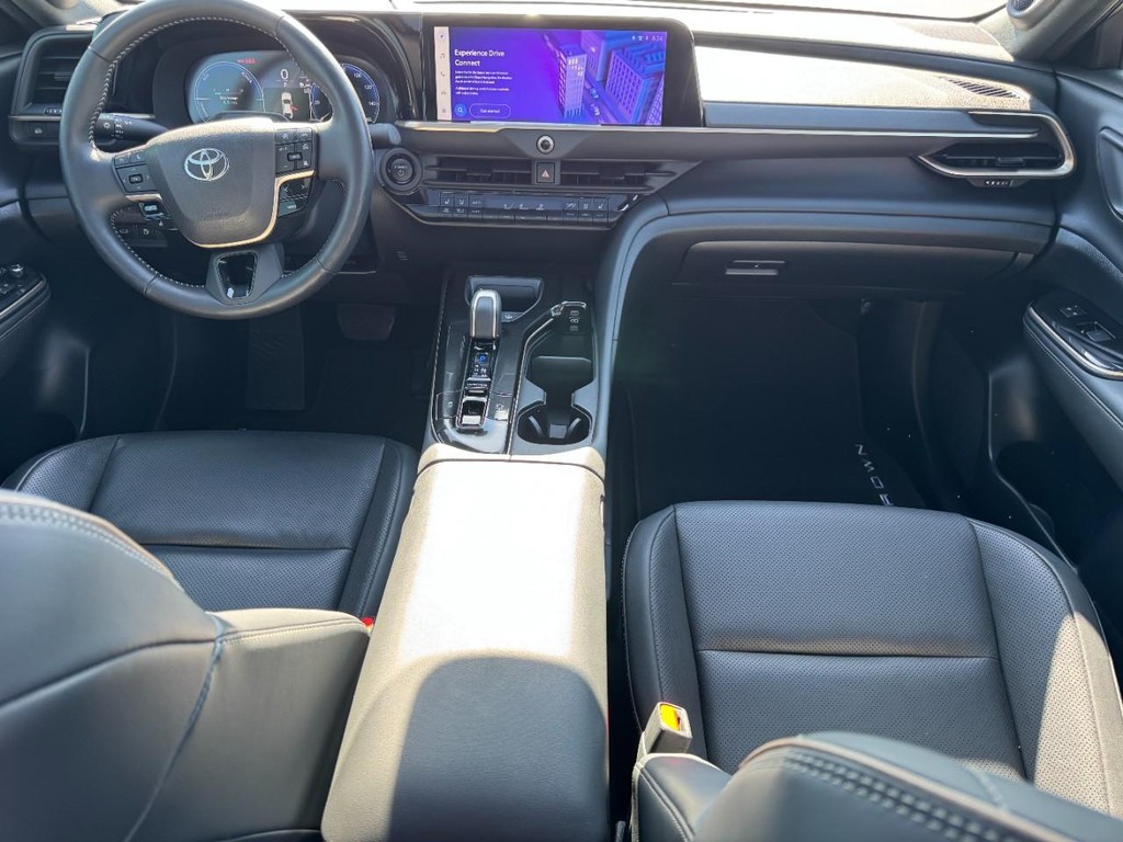 Toyota Crown Vehicle Image 11