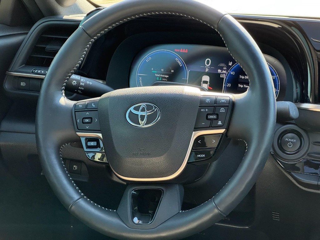 Toyota Crown Vehicle Image 12